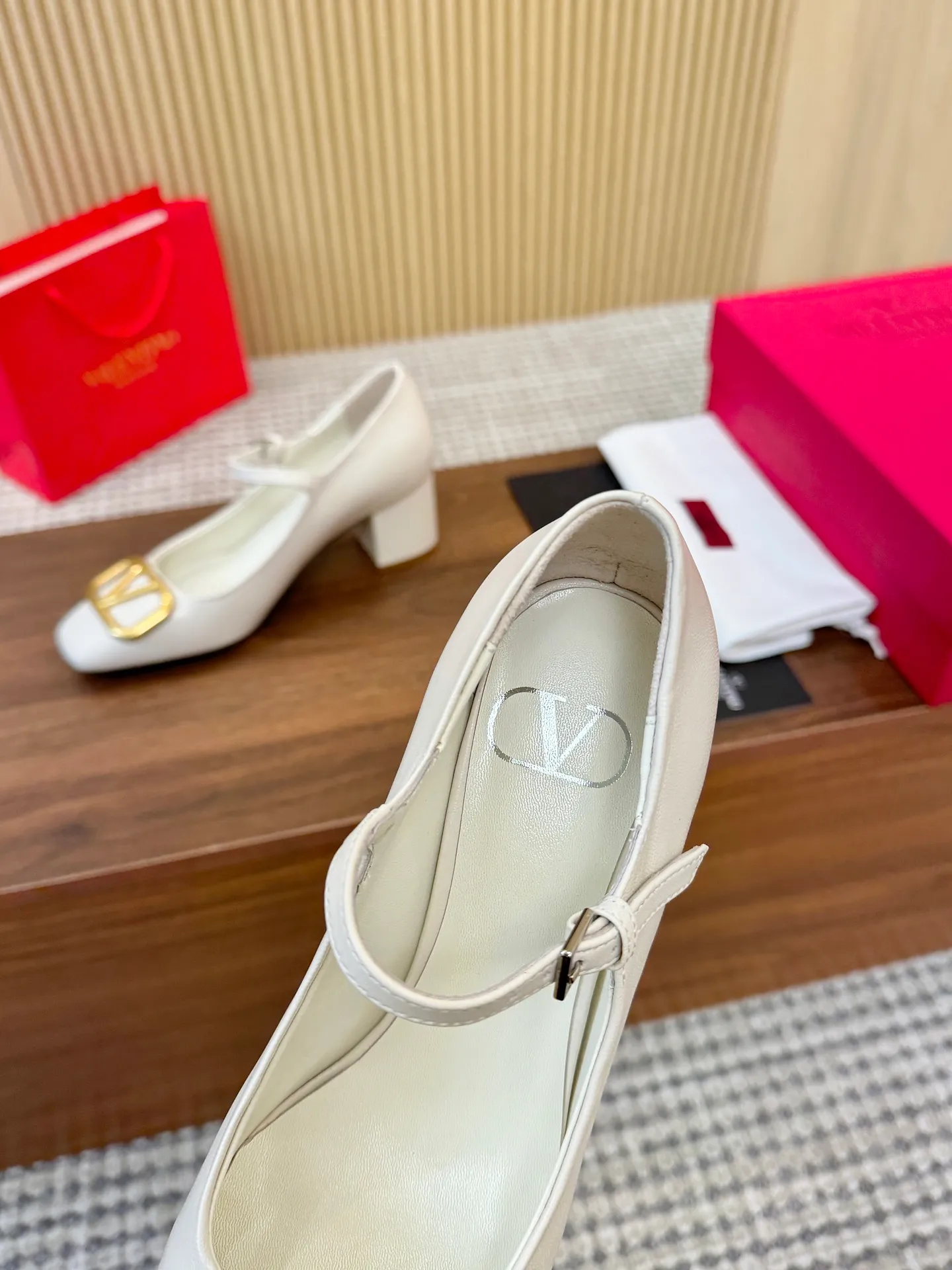 👟👟Ex-factory price 460👟👟 Genuine leather sole + 40 Valentino. Large v-buckle sandals ㊙️Latest series of counters Authentic grade version with perfect details. Authentic products are made one to one. All details are consistent with genuine ones. The upper foot is very pedicure type. The key point is that it is very good and easy to control. It does not grind the feet and does not tire the feet. Walking artifact, exclusive mold opening. The highest version on the market. Fabric: imported mixed sheepskin, lining and foot pads are all sheepskin. Code number (34 to 42) Customized sizes 34 and 42 are non-refundable and non-exchangeable. Heel height: 7.5CM, rubber sole, leather sole +40